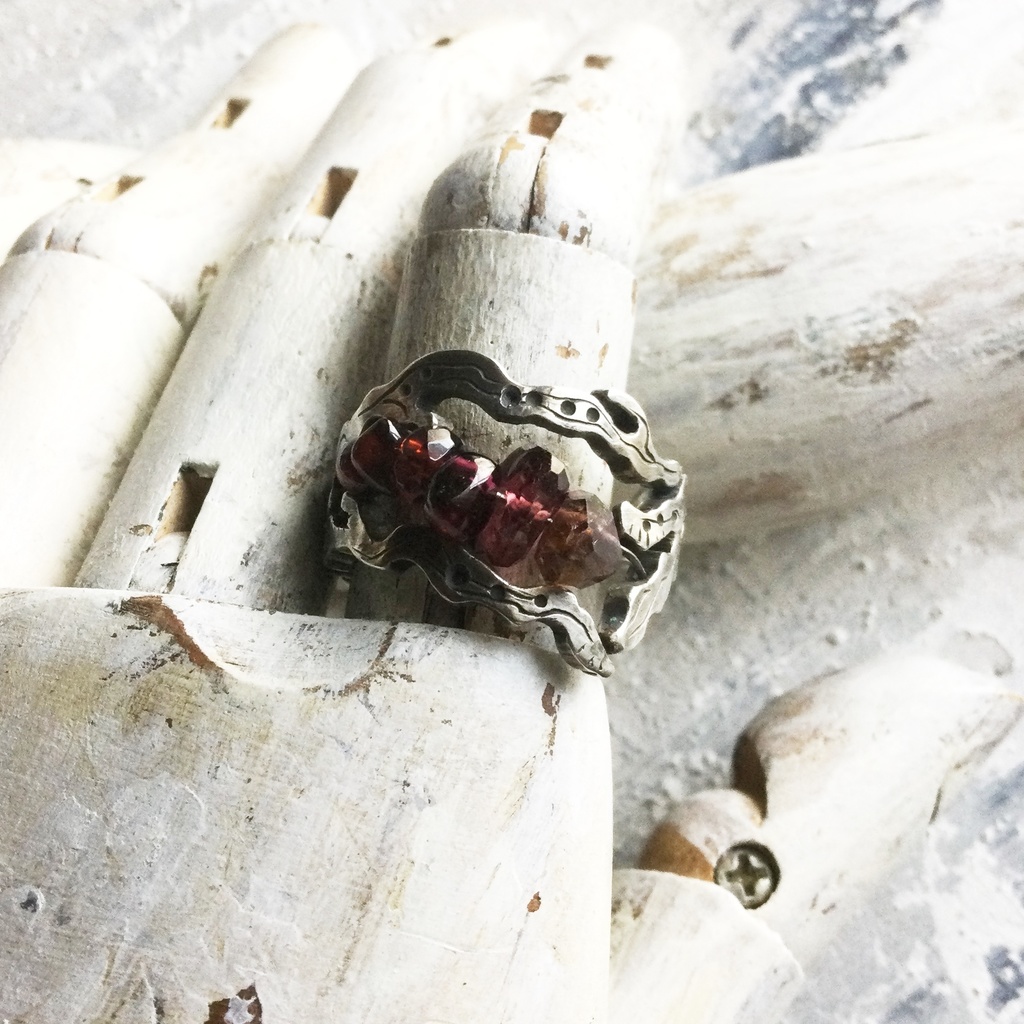 うごめき 赤い石beadsリング 18号