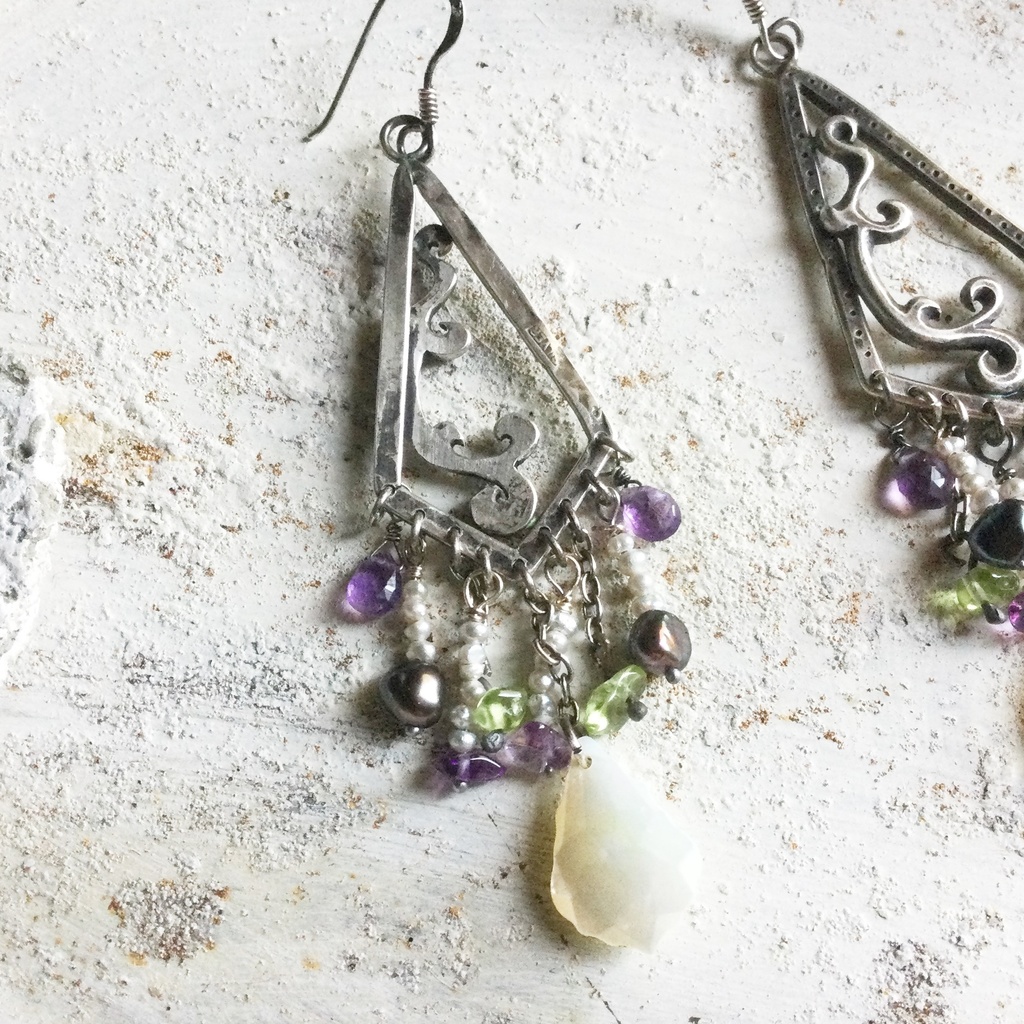 唐草ロマ ピアス 白蝶貝