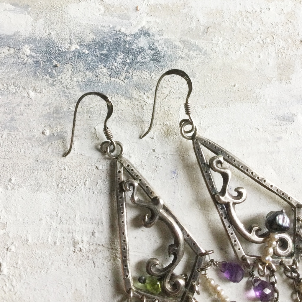 唐草ロマ ピアス 白蝶貝