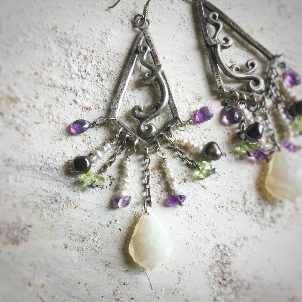 唐草ロマ ピアス 白蝶貝