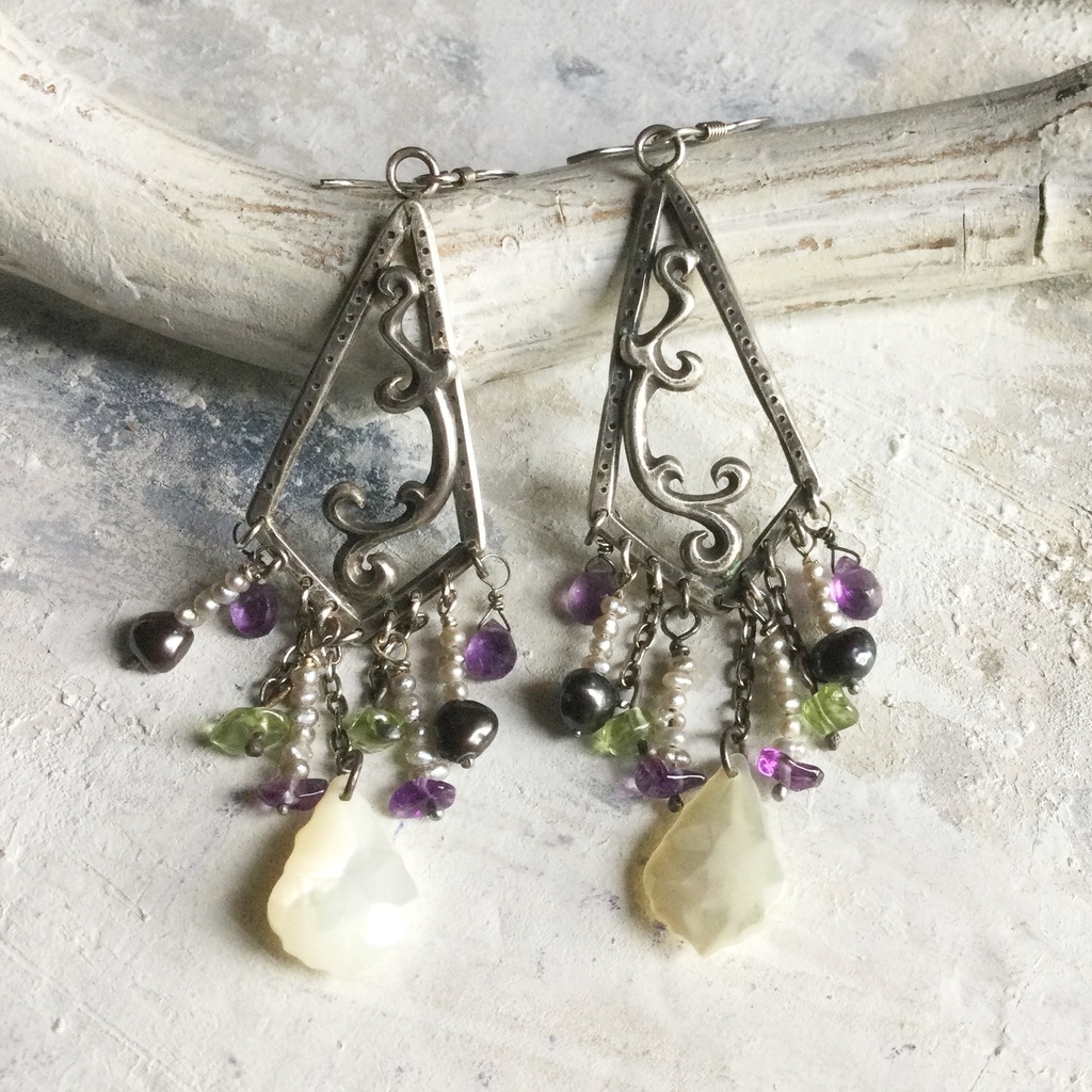 唐草ロマ ピアス 白蝶貝