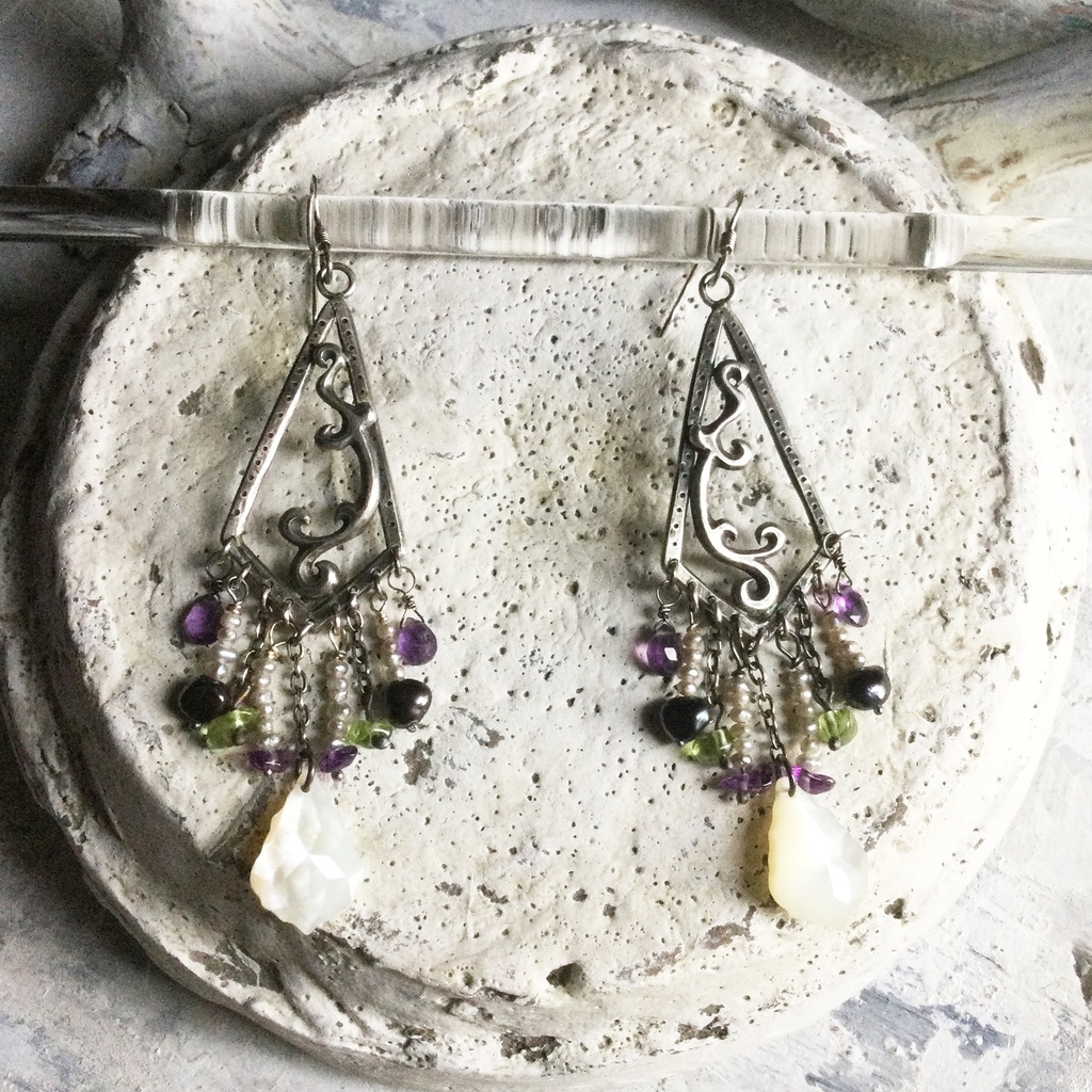 唐草ロマ ピアス 白蝶貝