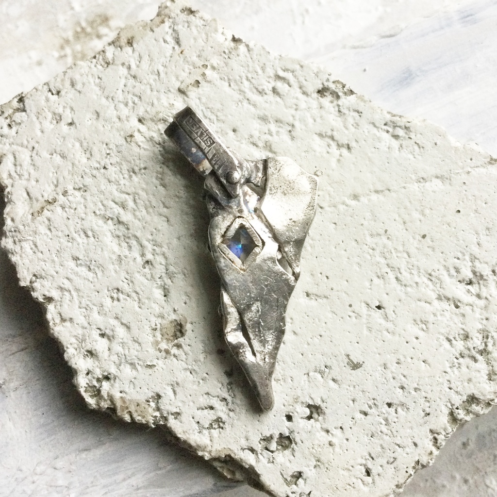 TTペンダント 長め三角 ムーンストーン