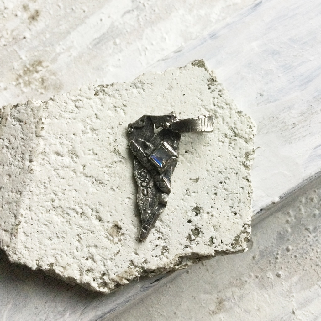 TTペンダント 長め三角 ムーンストーン