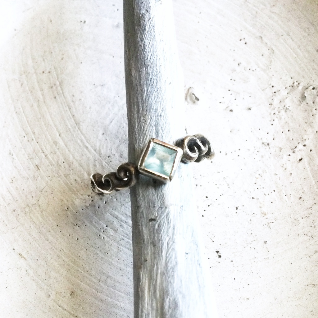 波唐草リング □カルセドニー ムーンストーン