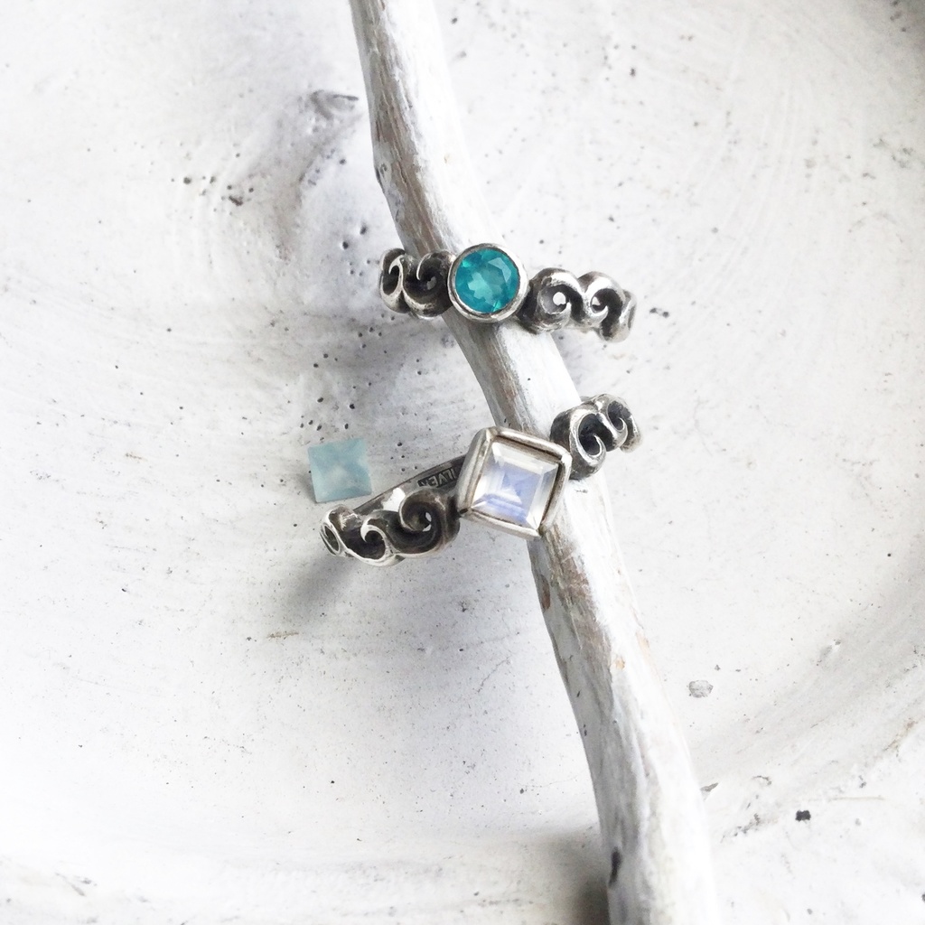 波唐草リング □カルセドニー ムーンストーン