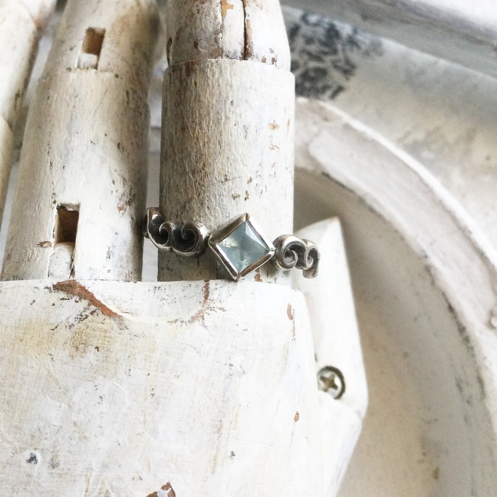 波唐草リング □カルセドニー ムーンストーン