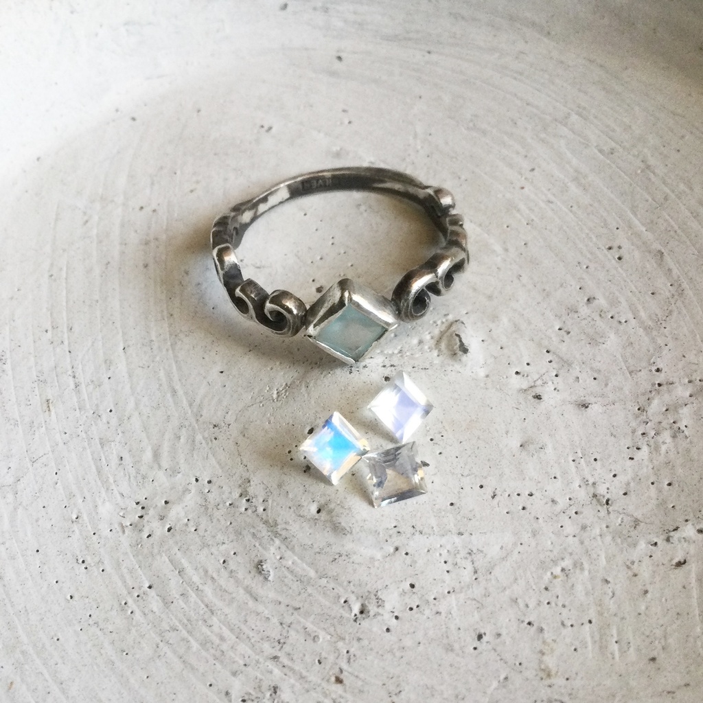 波唐草リング □カルセドニー ムーンストーン