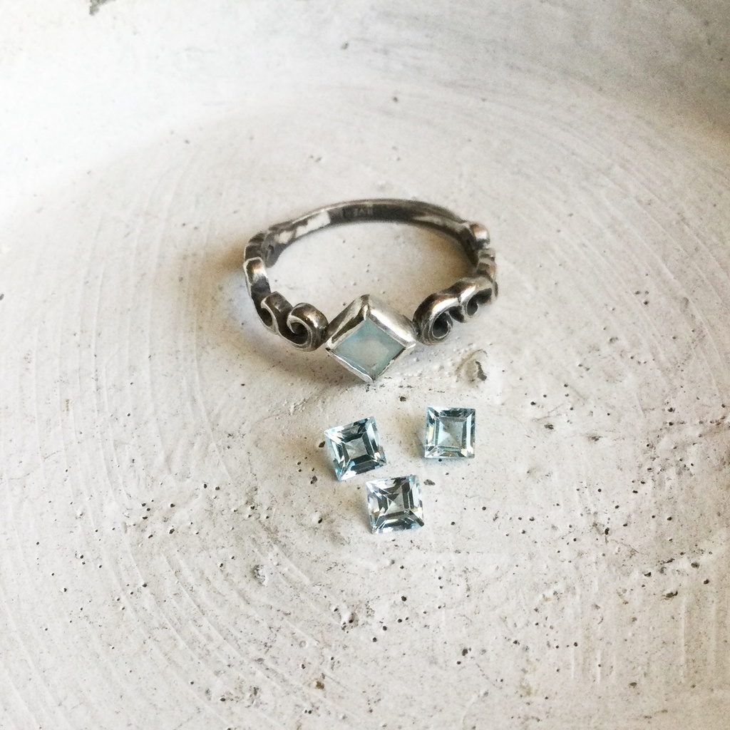 波唐草リング □カルセドニー ムーンストーン