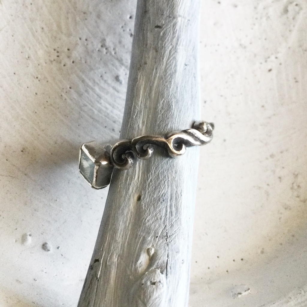 波唐草リング □カルセドニー ムーンストーン