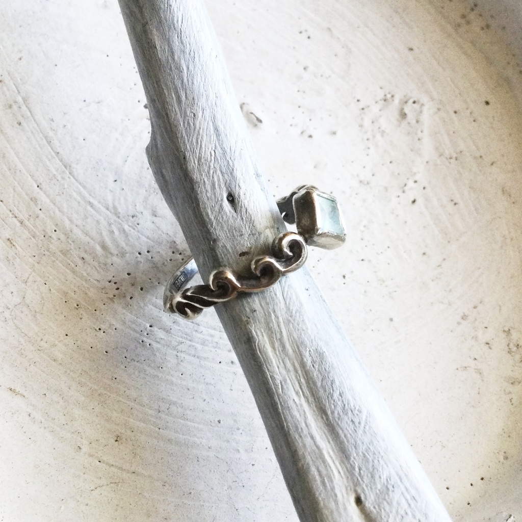 波唐草リング □カルセドニー ムーンストーン