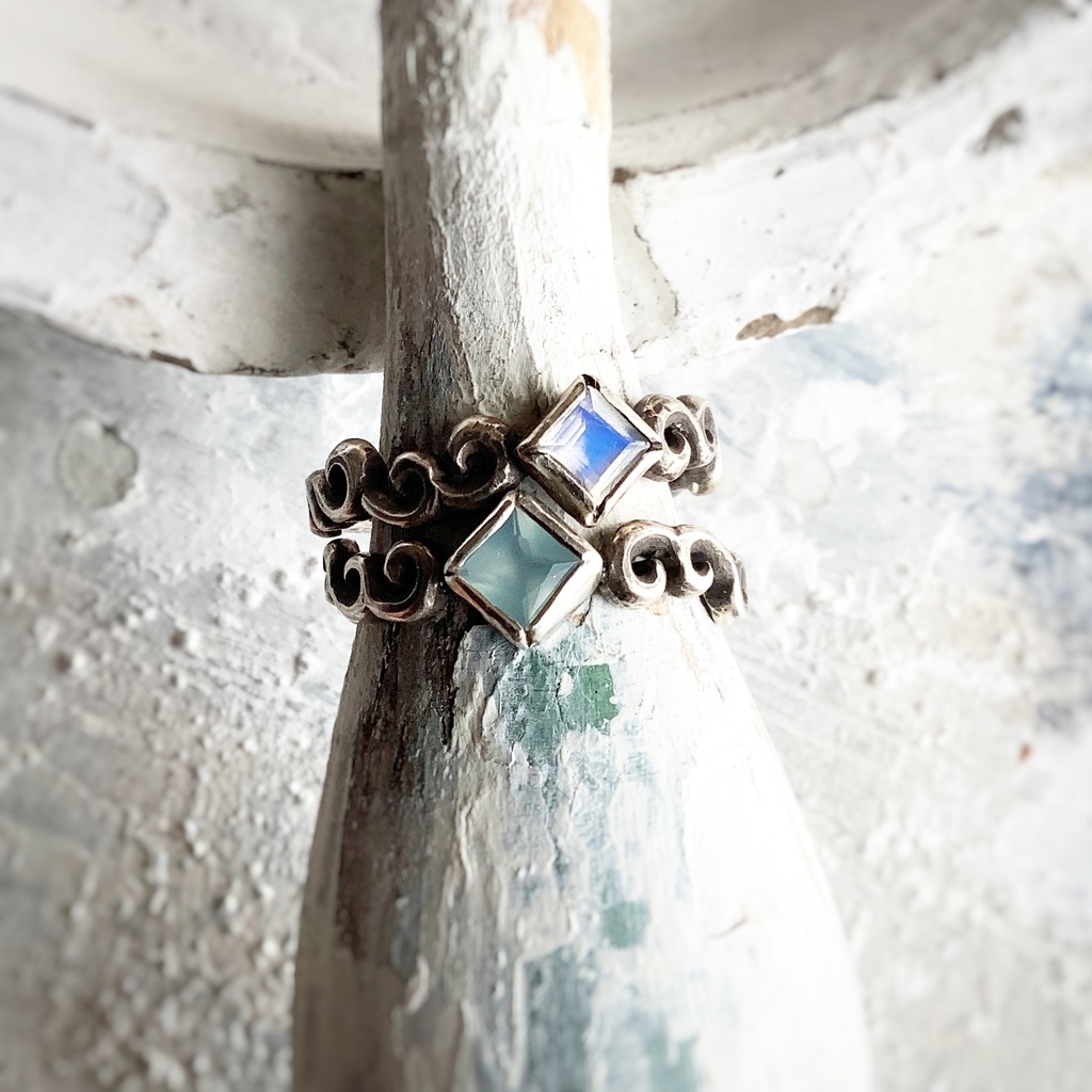 波唐草リング □カルセドニー ムーンストーン