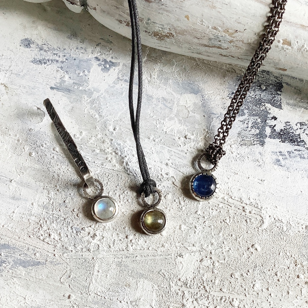 カイヤナイト 天然石チャーム 7㎜