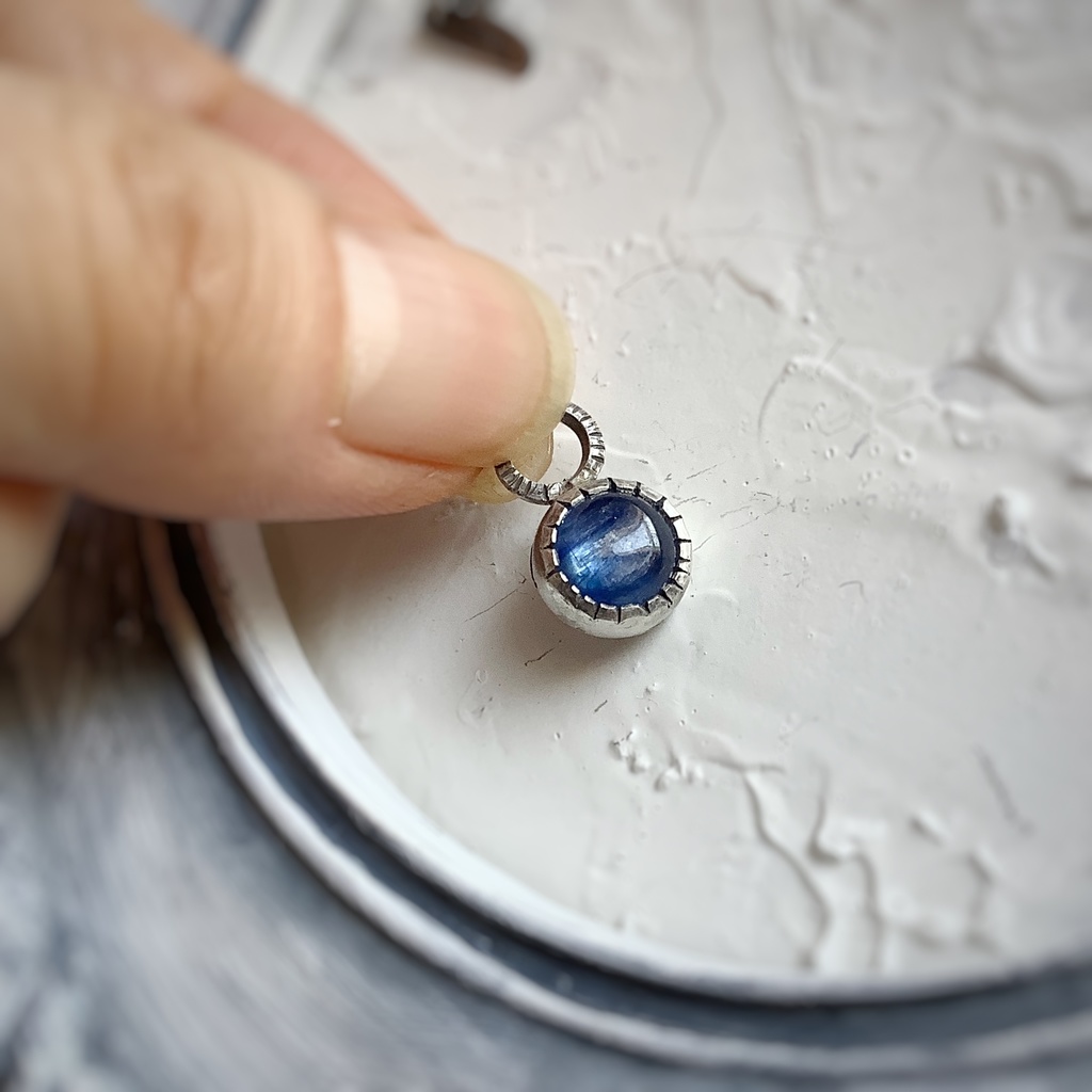 カイヤナイト 天然石チャーム 7㎜