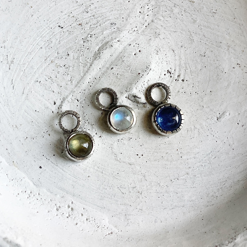 カイヤナイト 天然石チャーム 7㎜