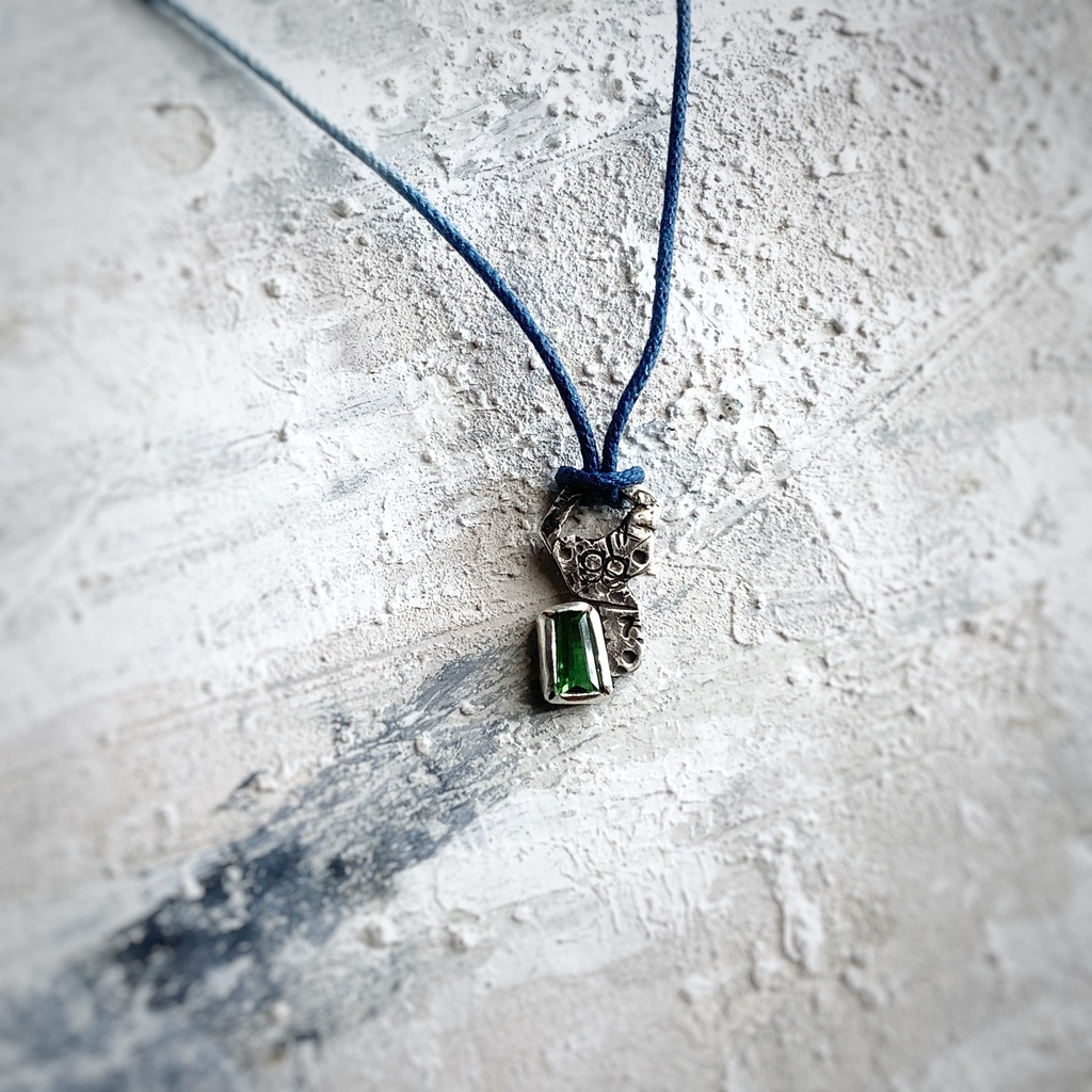 グラフィティペンダントネックレス グリーンガーネット1