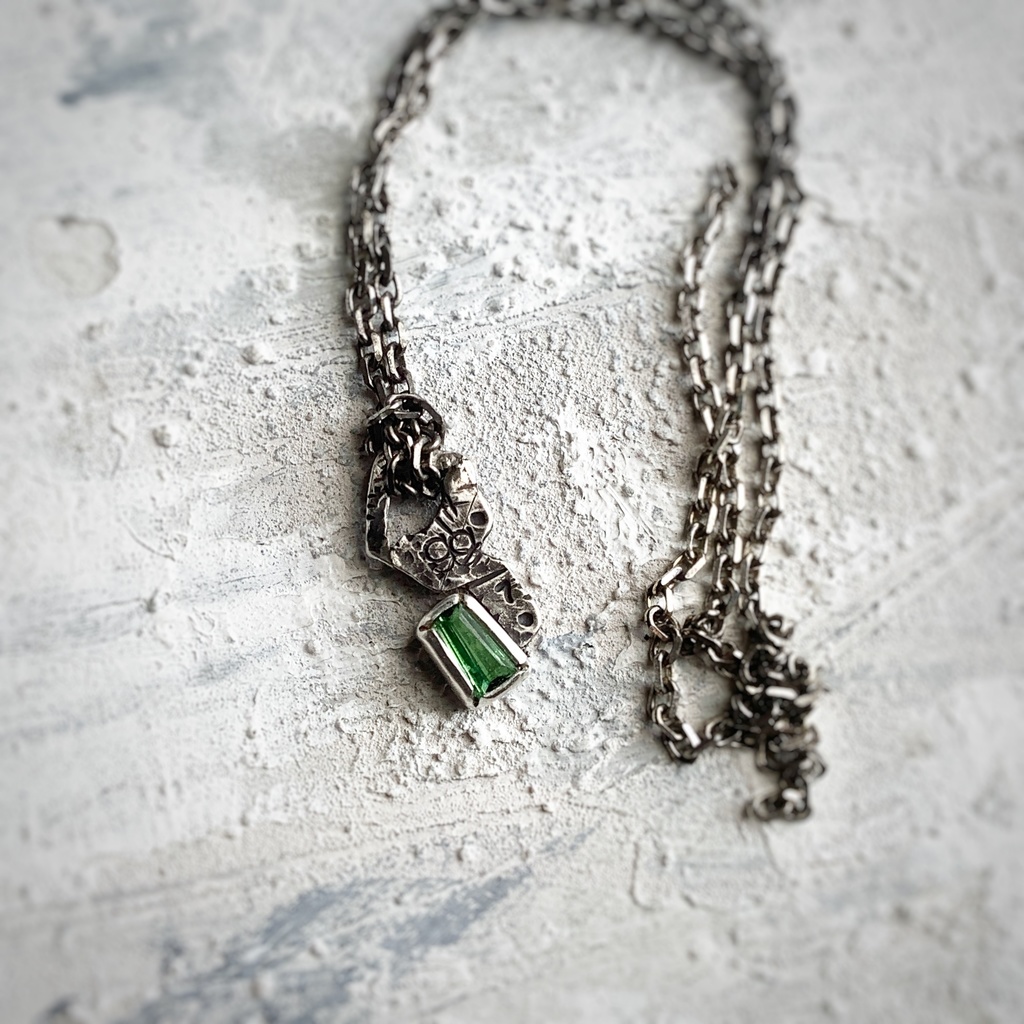 グラフィティペンダントネックレス グリーンガーネット1