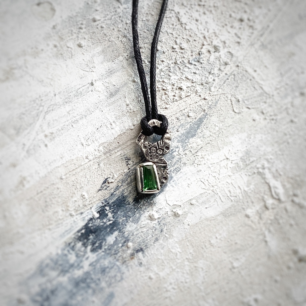 グラフィティペンダントネックレス グリーンガーネット1