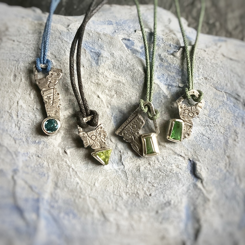 グラフィティペンダントネックレス グリーンガーネット1