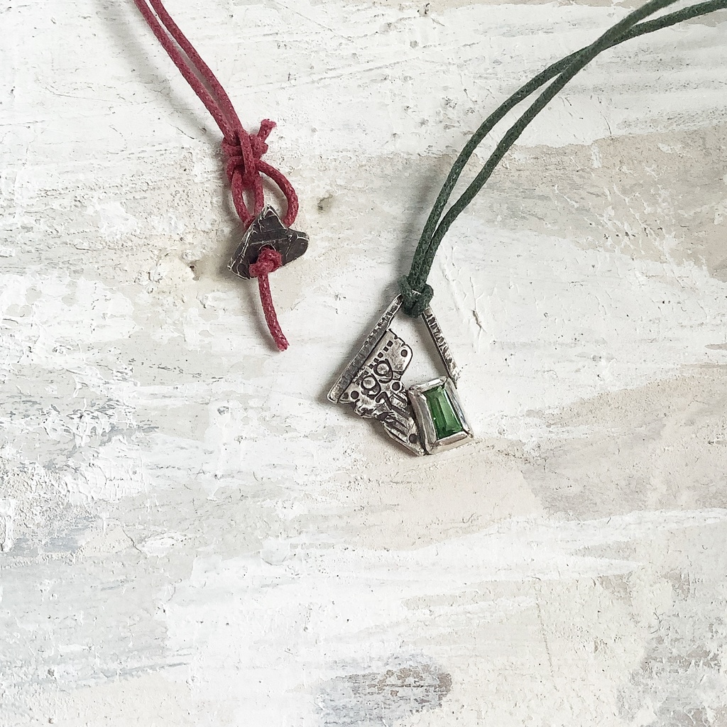 グラフィティーペンダントネックレス　グリーンガーネット2