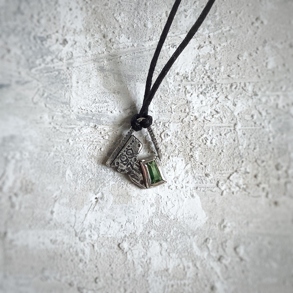 グラフィティーペンダントネックレス グリーンガーネット2