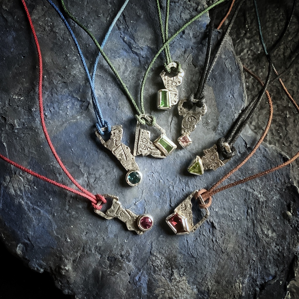 グラフィティーペンダントネックレス グリーンガーネット2