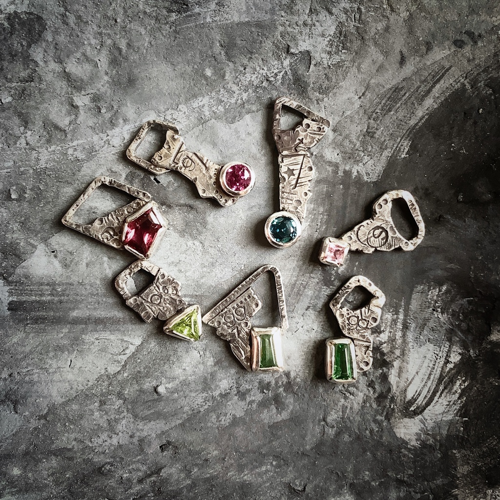 グラフィティーペンダントネックレス グリーンガーネット2