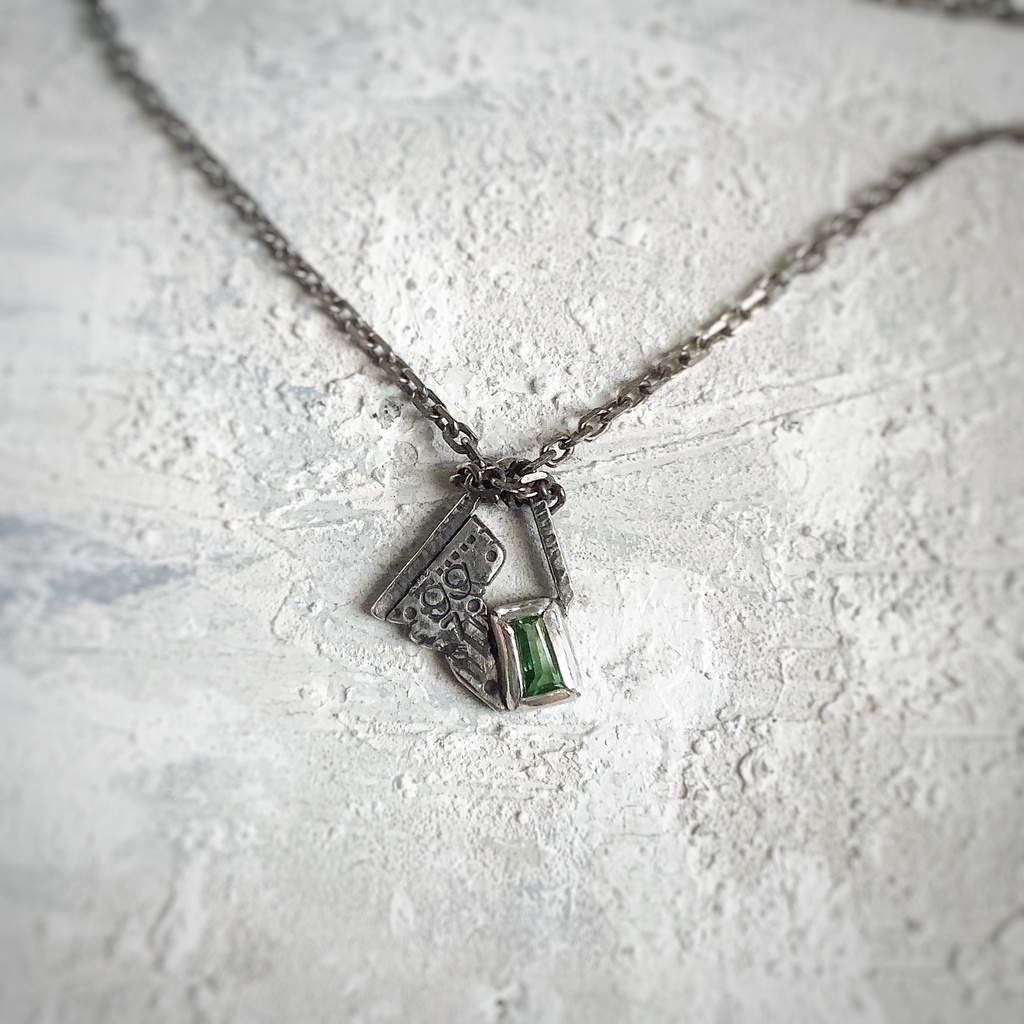 グラフィティーペンダントネックレス グリーンガーネット2