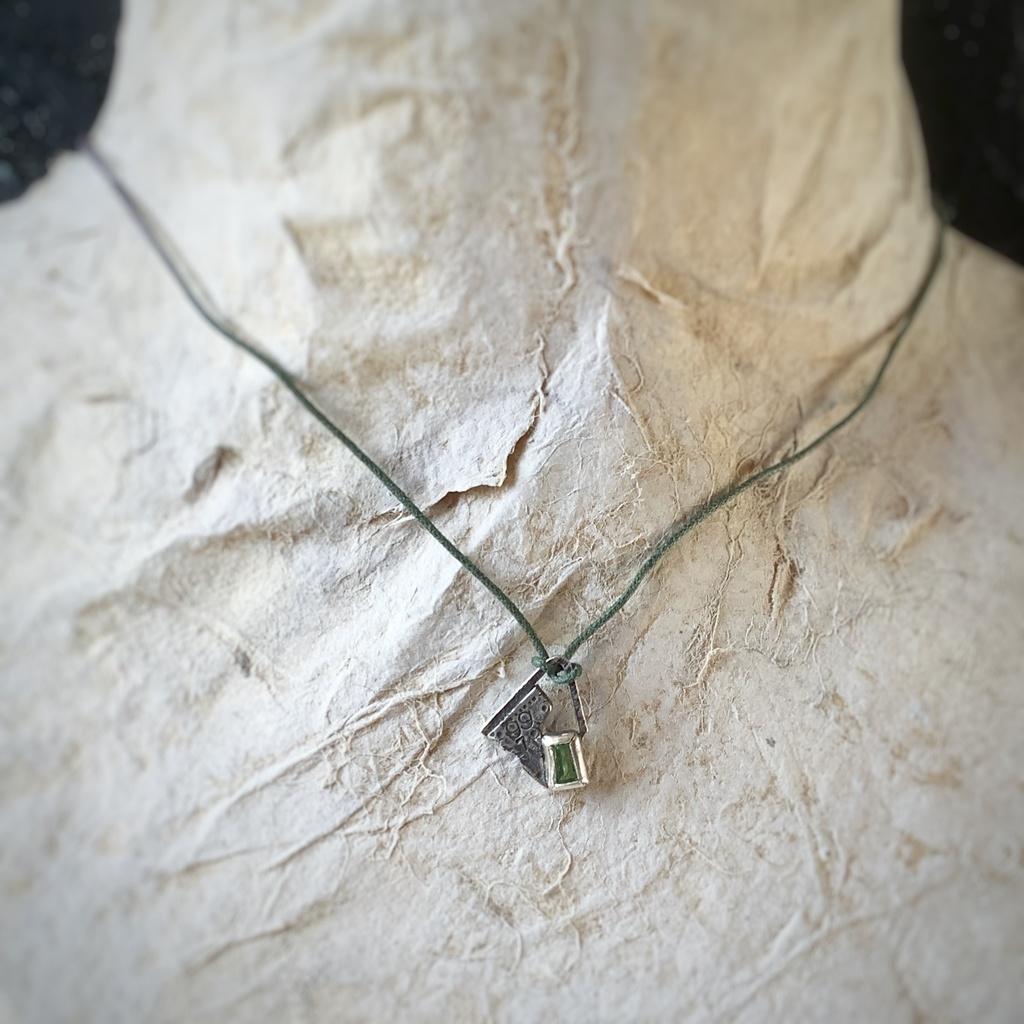 グラフィティーペンダントネックレス グリーンガーネット2