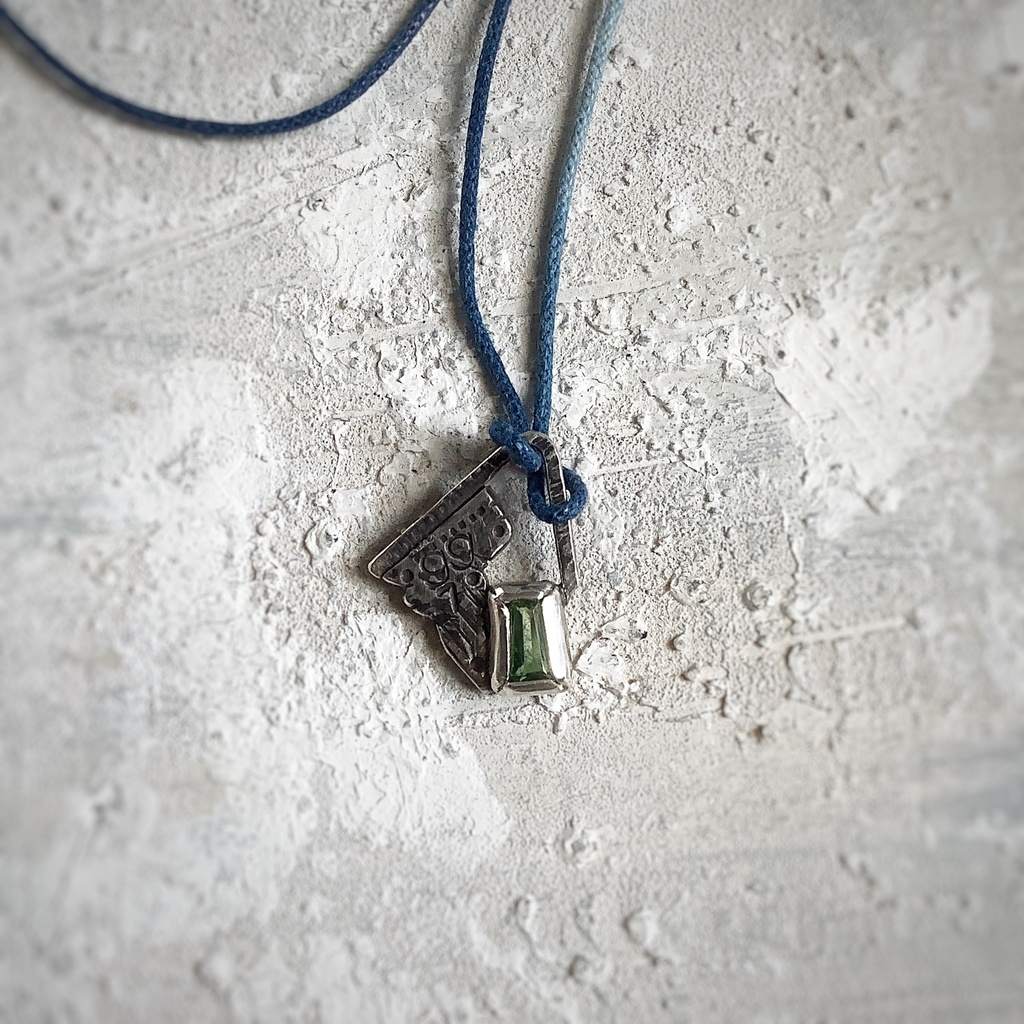 グラフィティーペンダントネックレス グリーンガーネット2