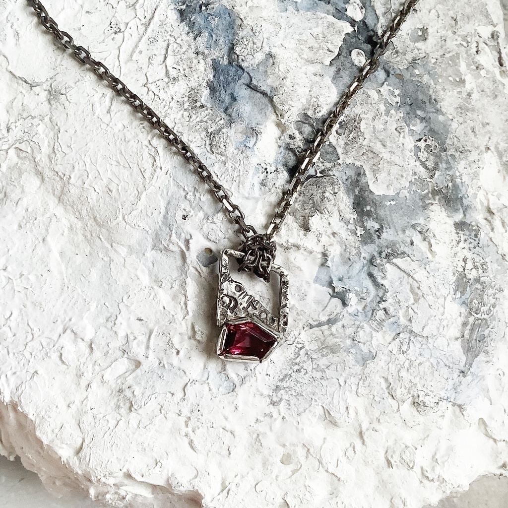グラフィティーペンダントネックレス ガーネット