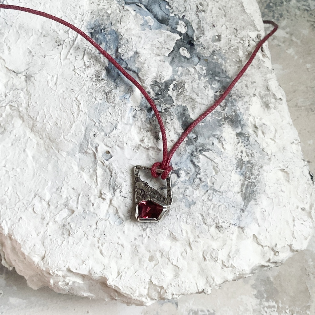 グラフィティーペンダントネックレス ガーネット