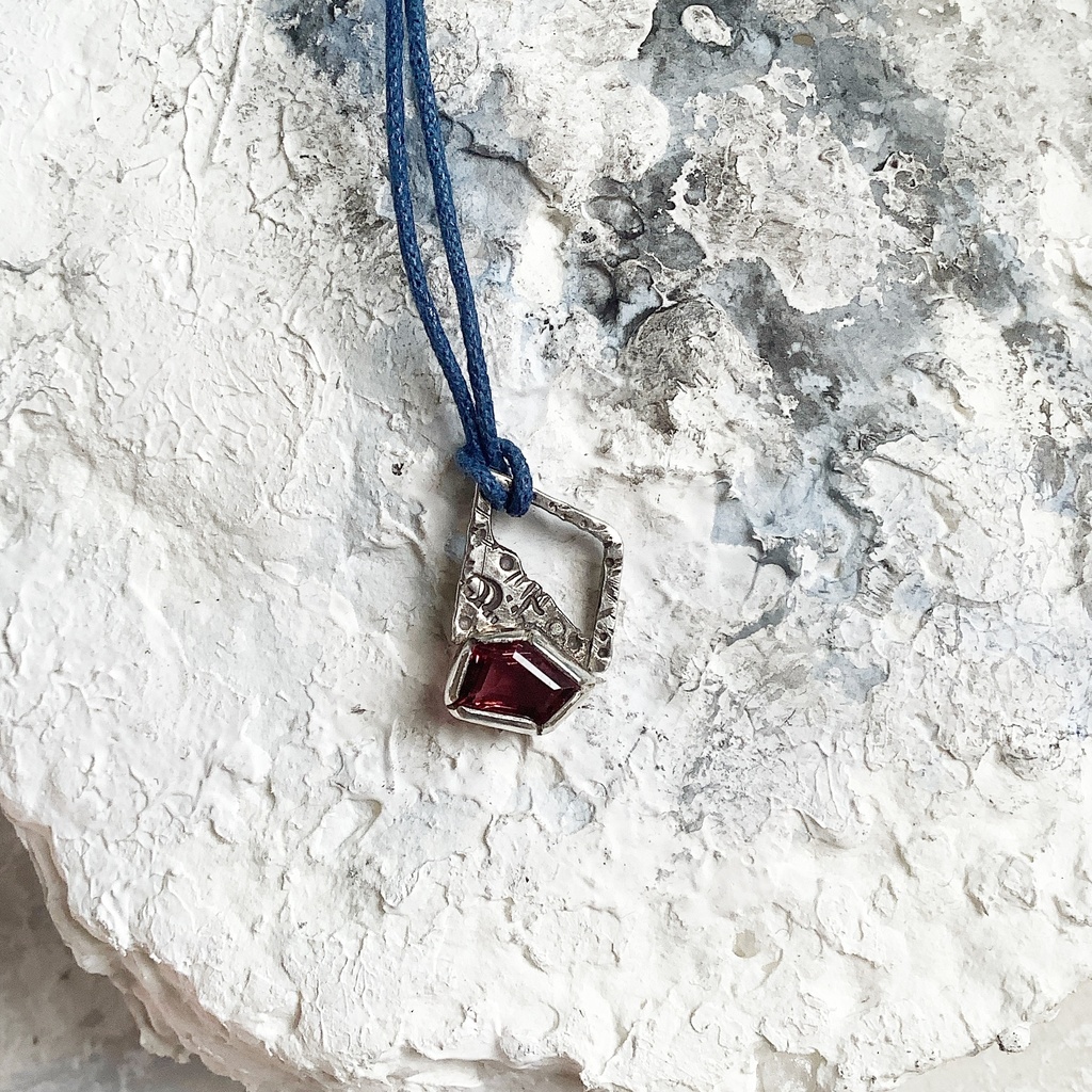 グラフィティーペンダントネックレス ガーネット