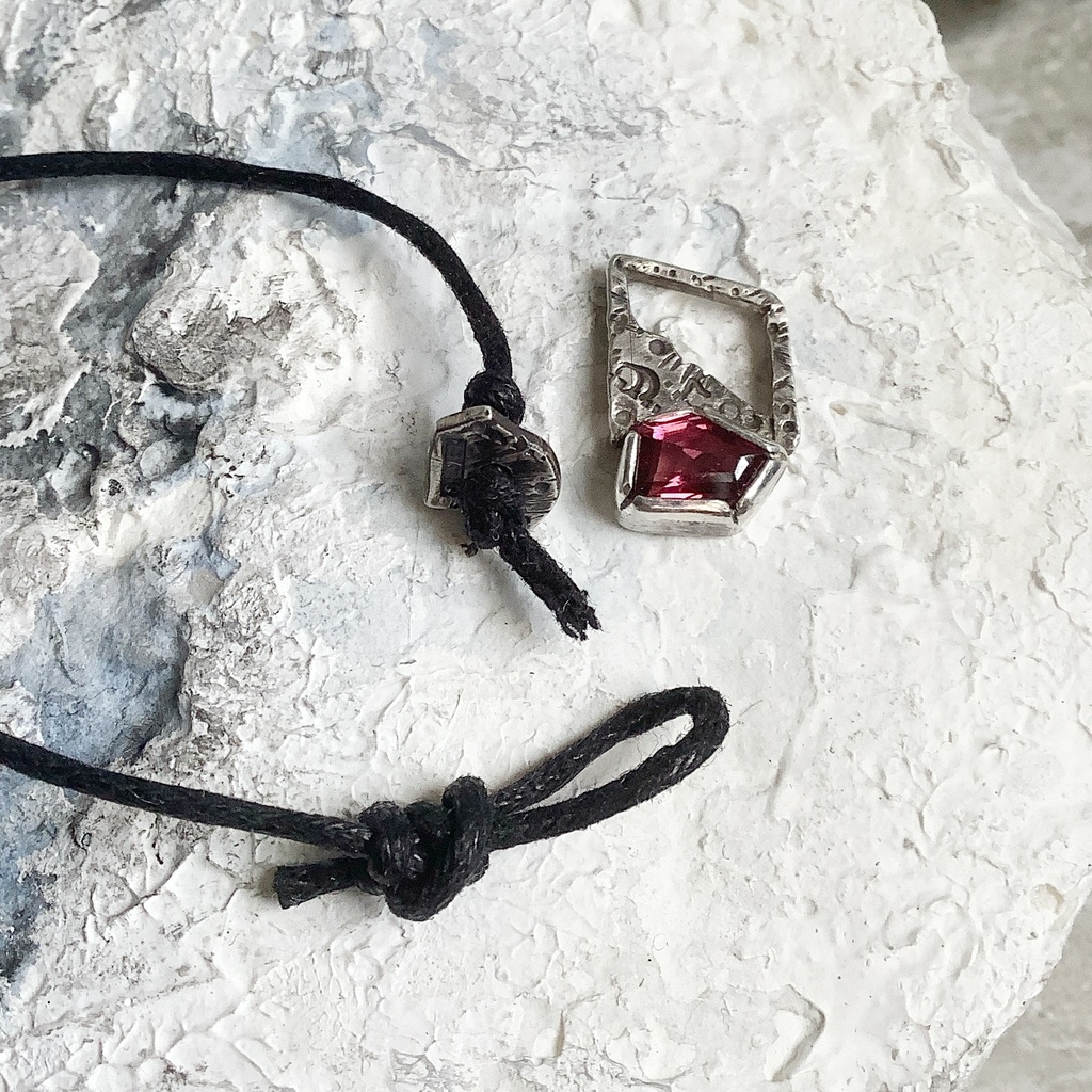 グラフィティーペンダントネックレス ガーネット