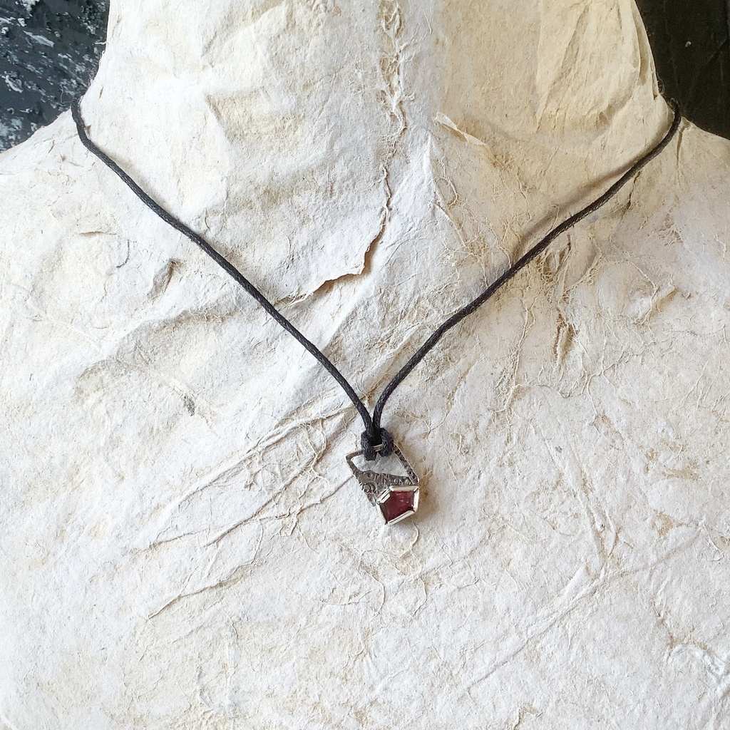 グラフィティーペンダントネックレス ガーネット