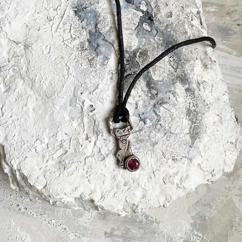 グラフィティーペンダントネックレス ロードライトガーネット