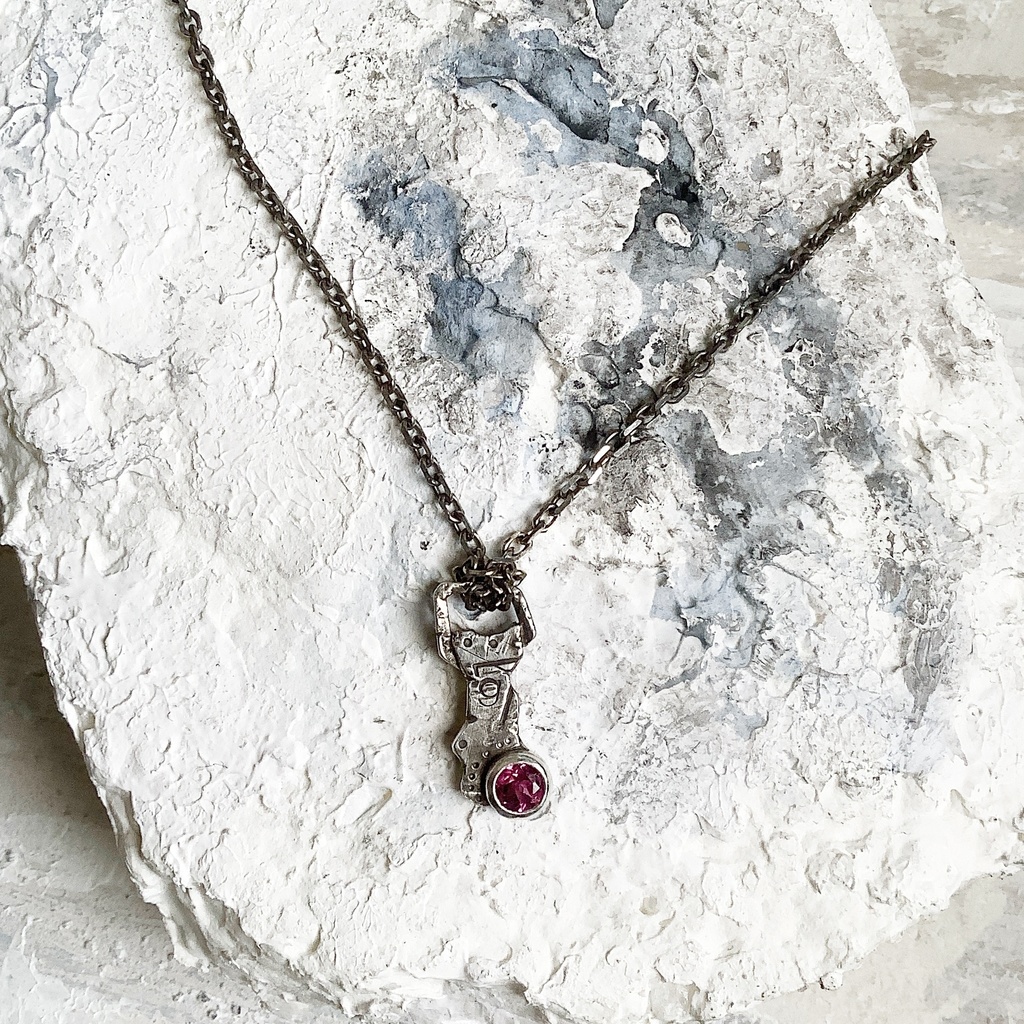 グラフィティーペンダントネックレス ロードライトガーネット