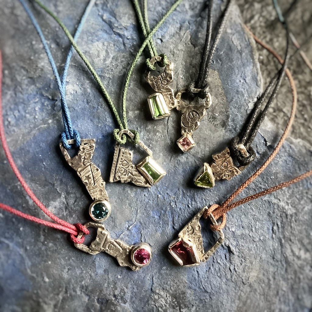 グラフィティーペンダントネックレス ロードライトガーネット