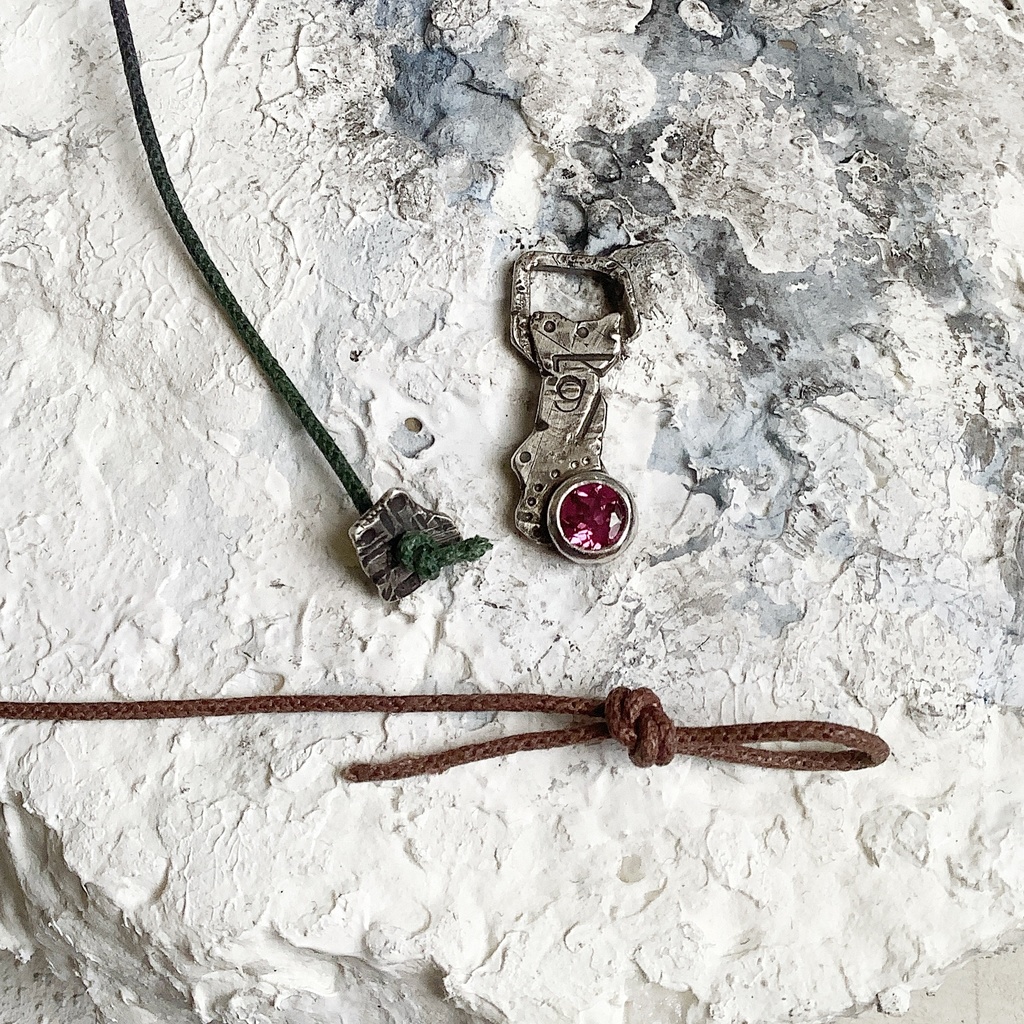 グラフィティーペンダントネックレス ロードライトガーネット