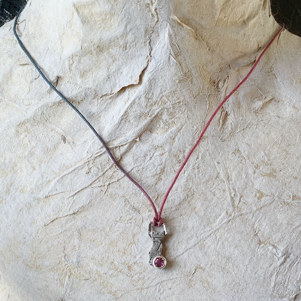 グラフィティーペンダントネックレス ロードライトガーネット