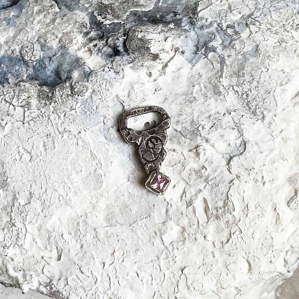 グラフィティーペンダントネックレス ピンクサファイヤ