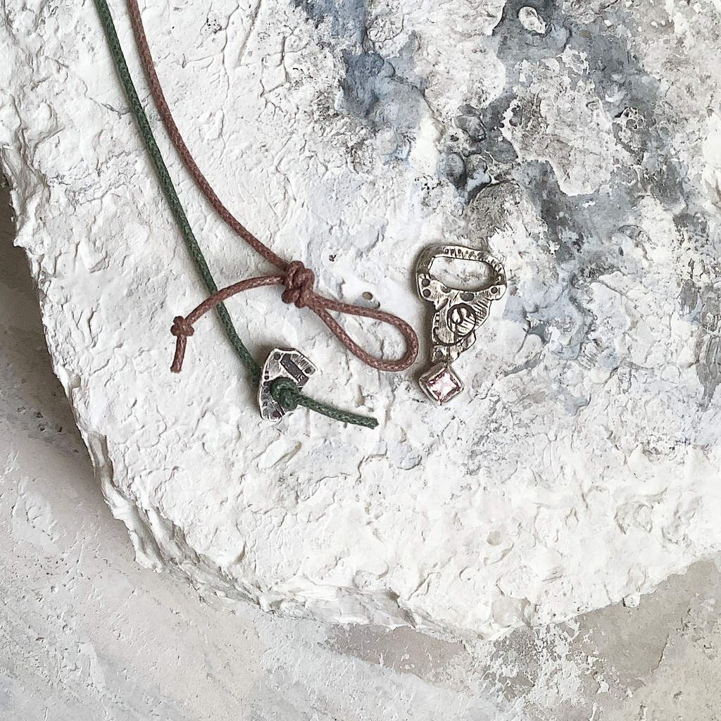 グラフィティーペンダントネックレス ピンクサファイヤ