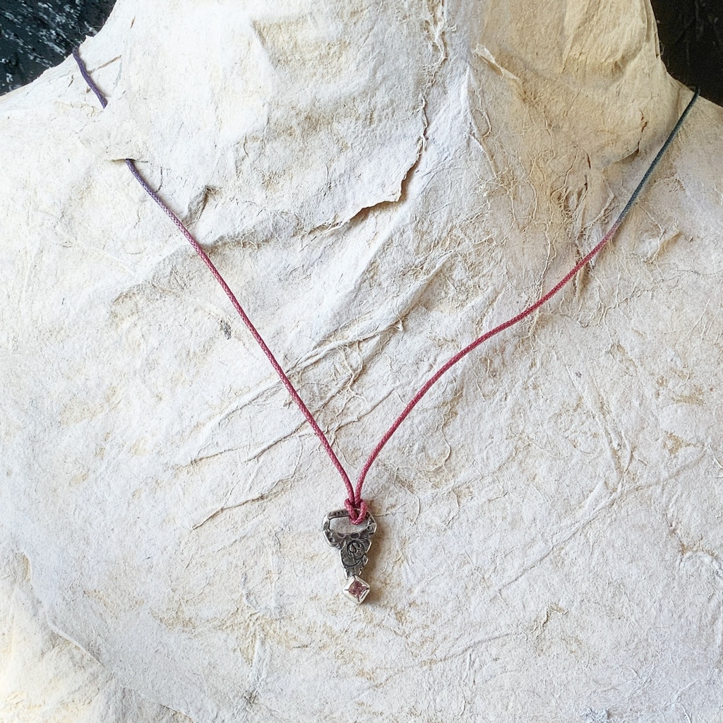 グラフィティーペンダントネックレス ピンクサファイヤ