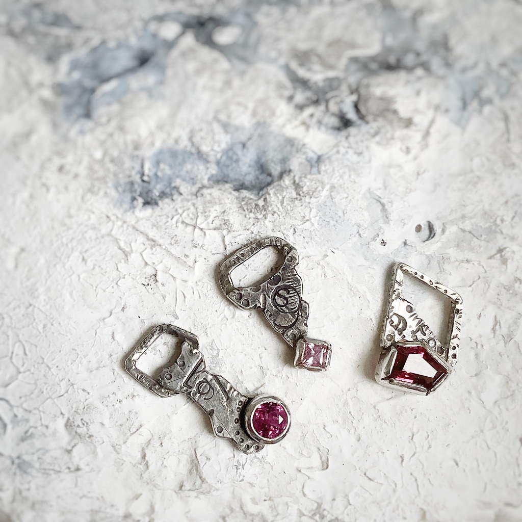 グラフィティーペンダントネックレス ピンクサファイヤ