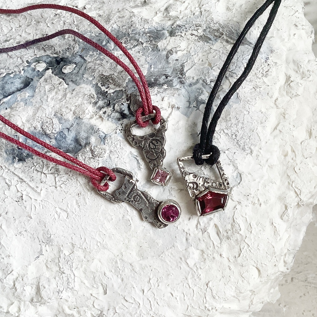 グラフィティーペンダントネックレス ピンクサファイヤ