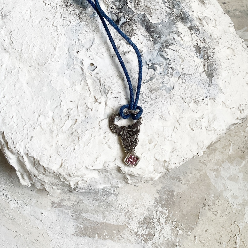 グラフィティーペンダントネックレス ピンクサファイヤ