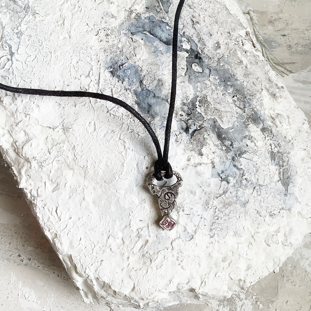 グラフィティーペンダントネックレス ピンクサファイヤ