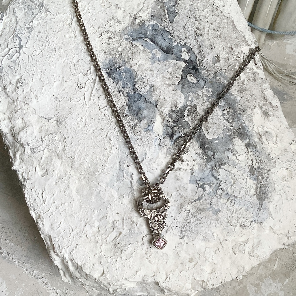 グラフィティーペンダントネックレス ピンクサファイヤ