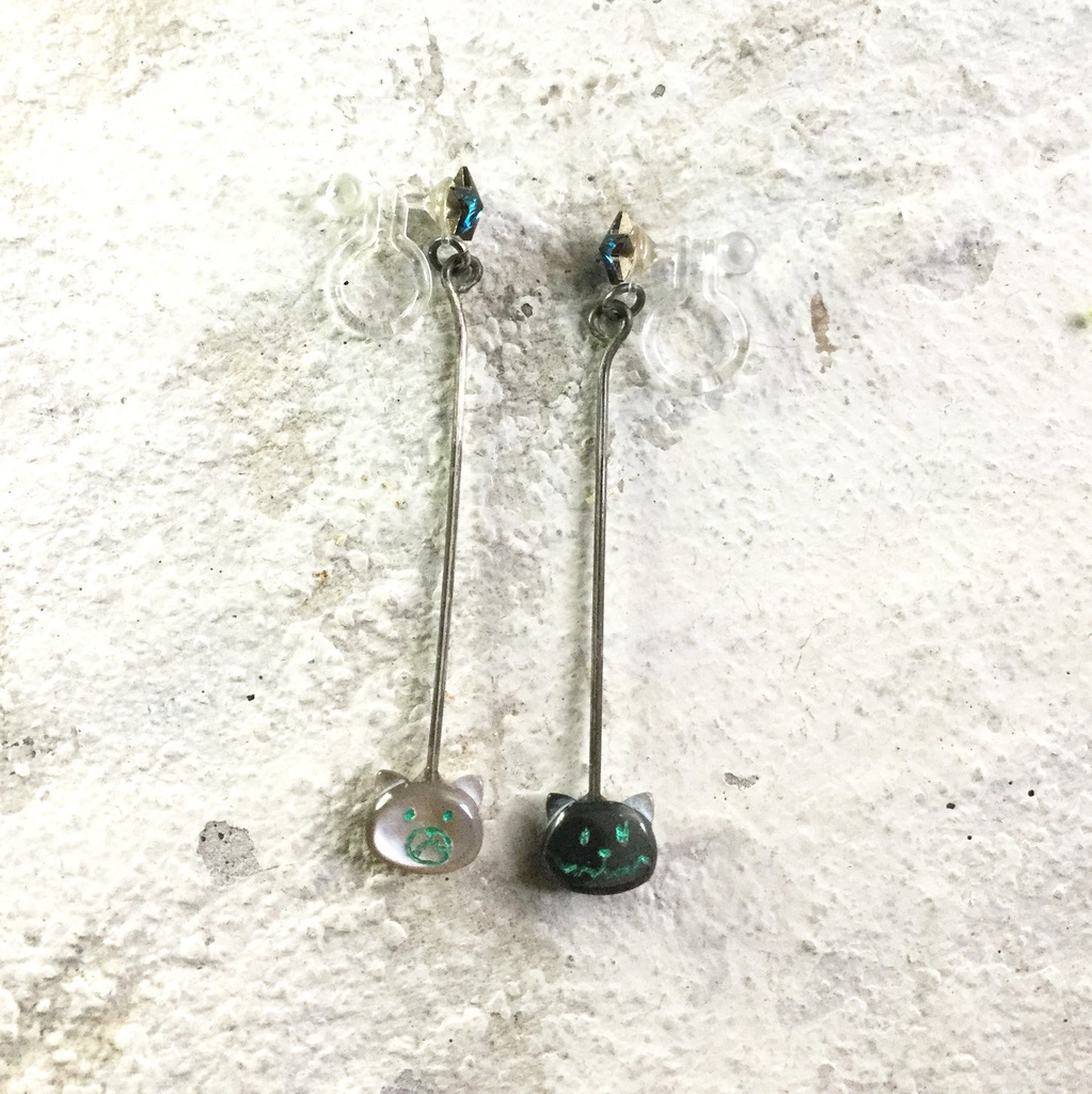 クマさん&ネコちゃんが揺れるノンホールピアス