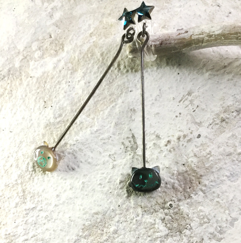 クマさん&ネコちゃんが揺れるノンホールピアス